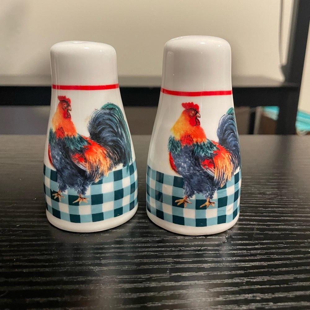 VNTG Country Cottage Design Rooster Salt and Pepper Shakers